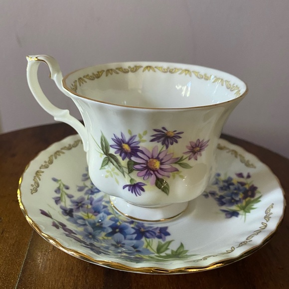 E&R Golden Crown Bone China tea cup and saucer. - Picture 2 of 7